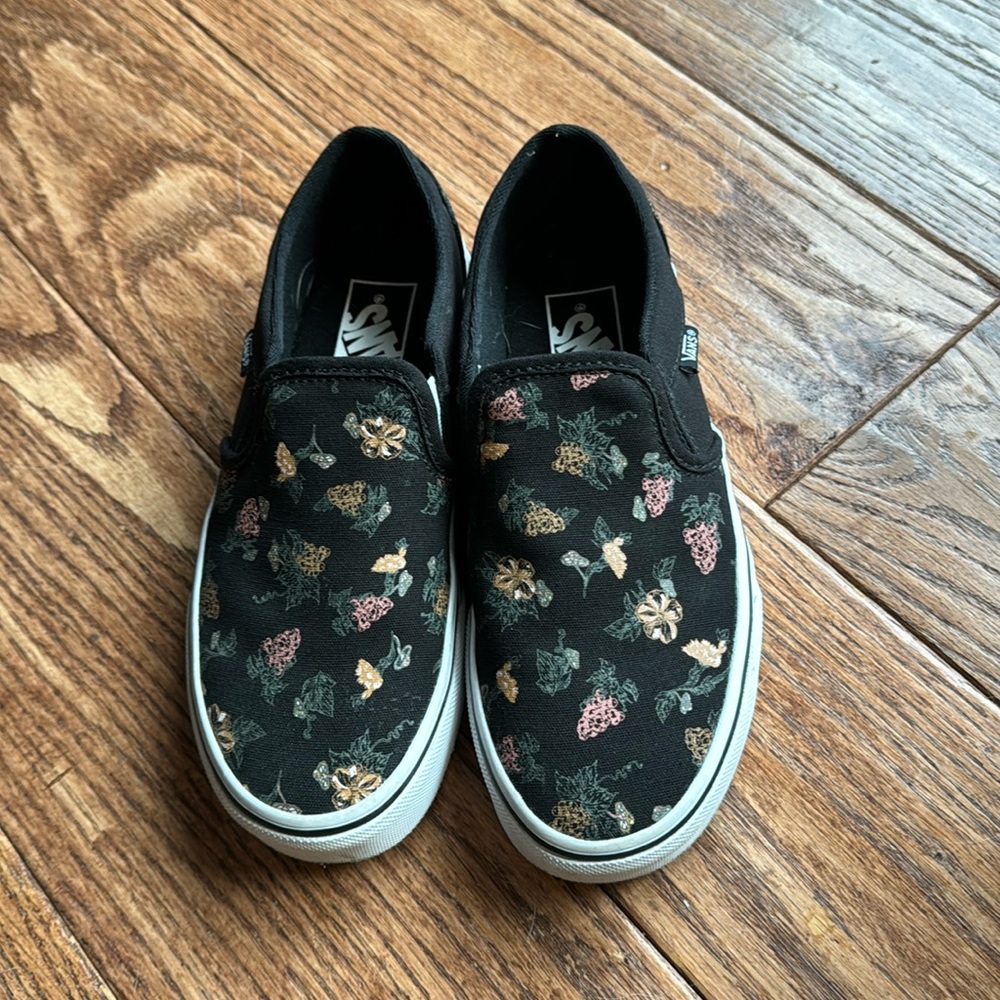 Like New-Vans. Women's 5.5 Black with flowers